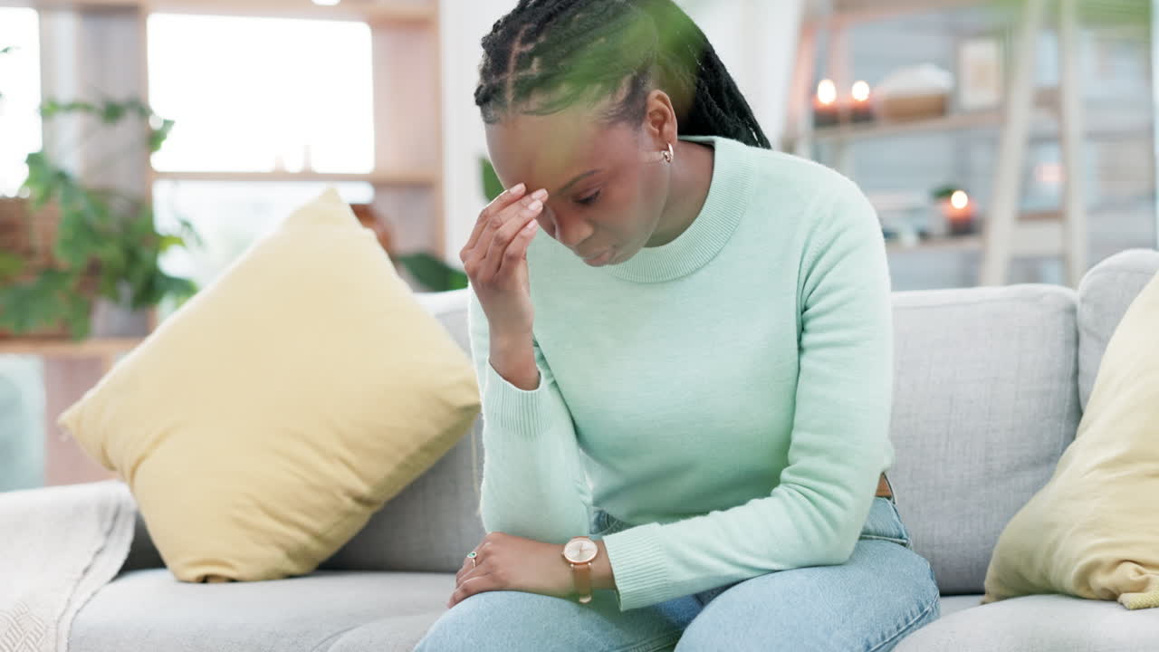 Depressione, ansia e donna di colore triste sul divano
