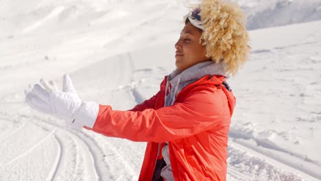 cerca de una mujer alegre en una colina nevada