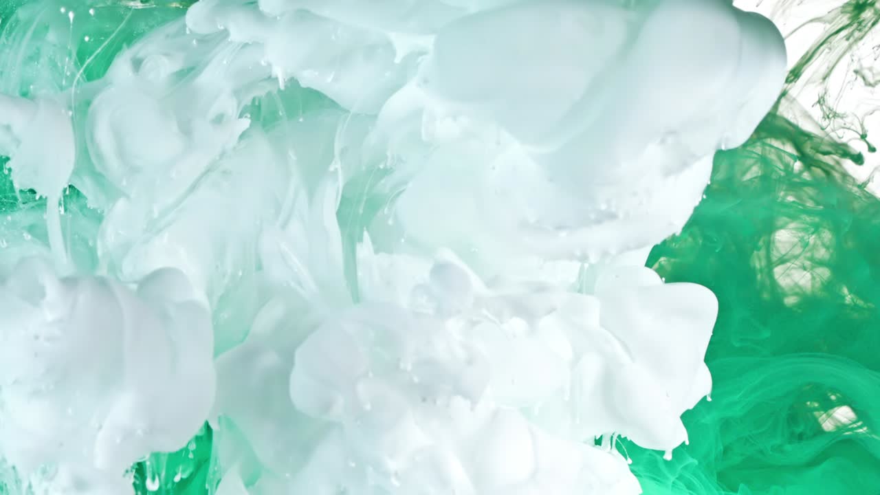 물에 색과 초록색 잉크