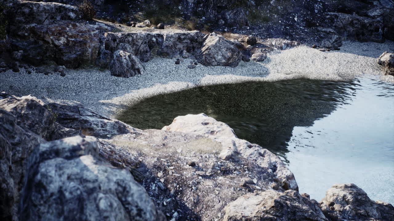 바위 가 있는 조용 한 해변