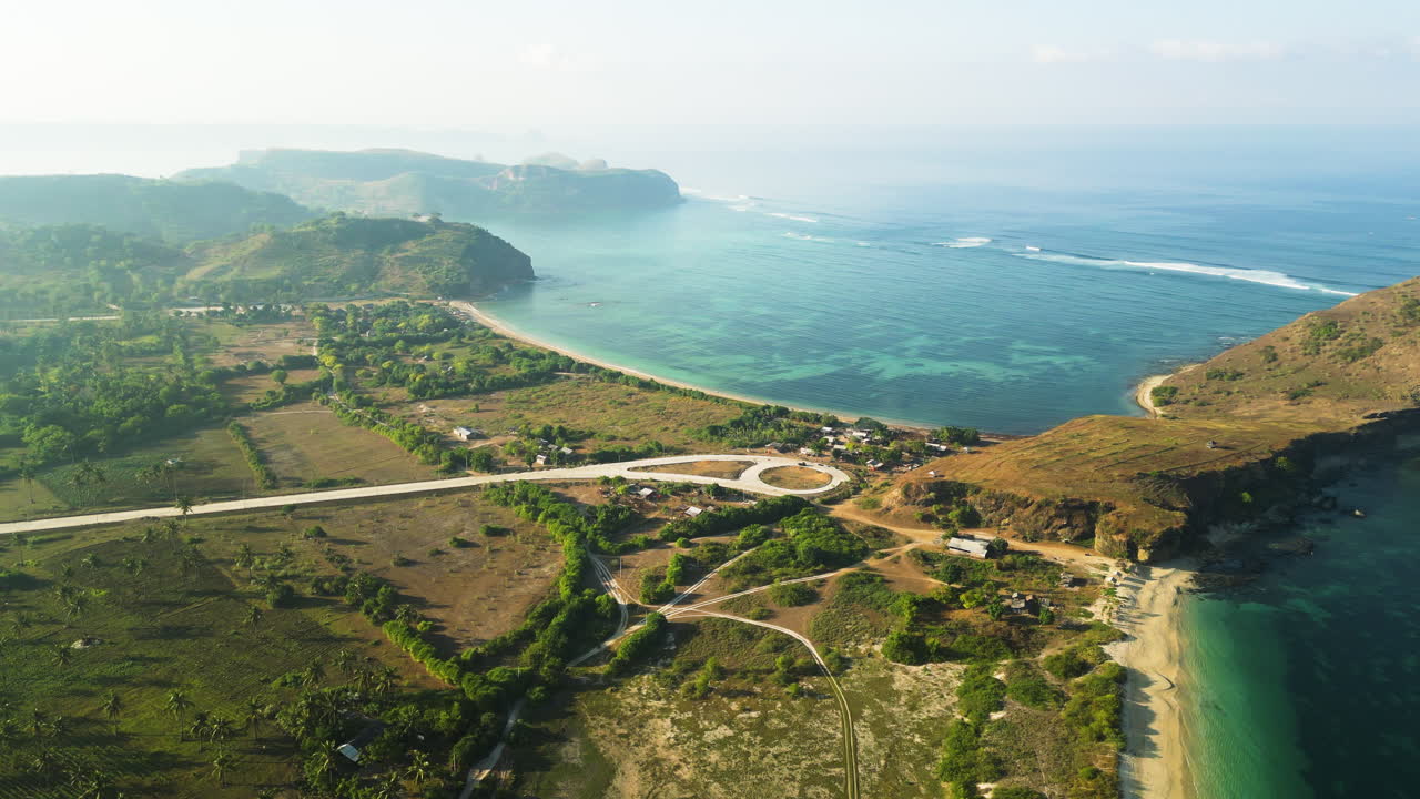 vista aérea de la costa de agua de mar turquesa de la isla de lombok, indonesia, kuta tanjung aan bay