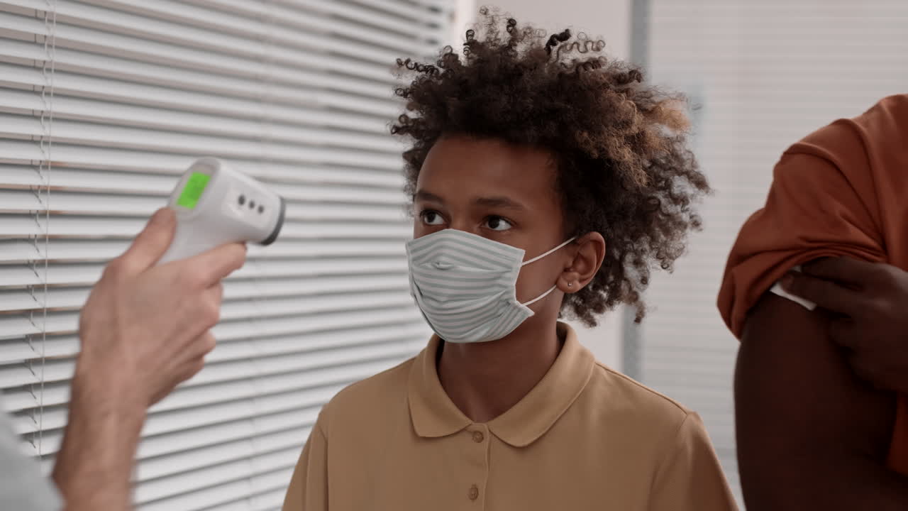 젊은 환자가 체온을 확인하고 있습니다.