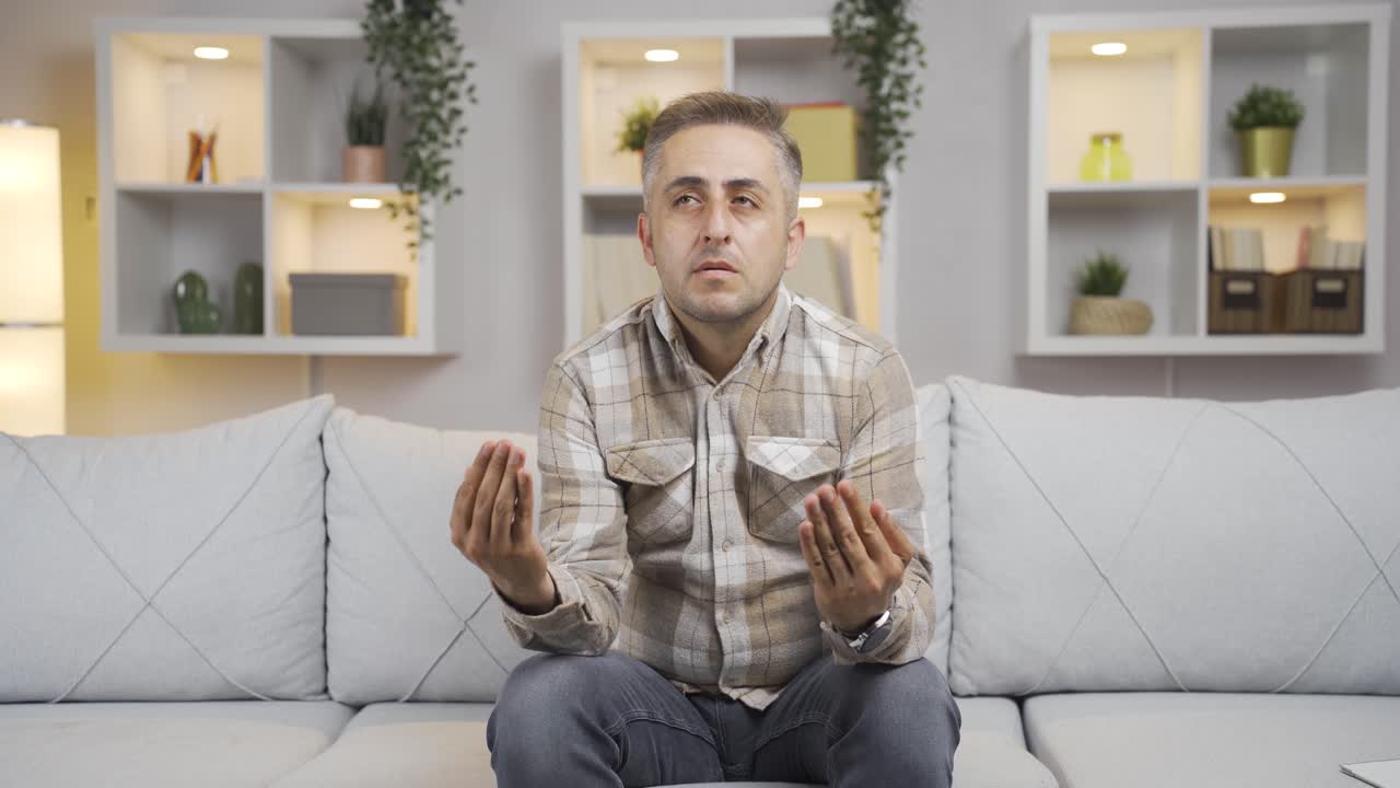 un hombre musulmán orando.