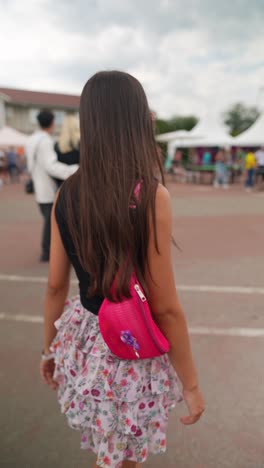 분홍색 배과 꽃색 치마를 입은 소녀