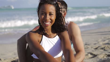 bonita chica negra con novio en la playa