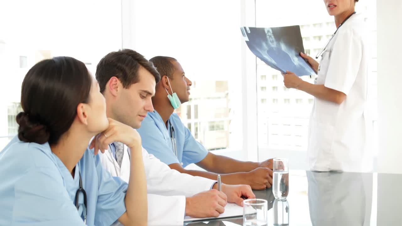 의료 팀 이  ⁇ 스레이 를 보고 있는 회의 도중 이야기 하고 있다