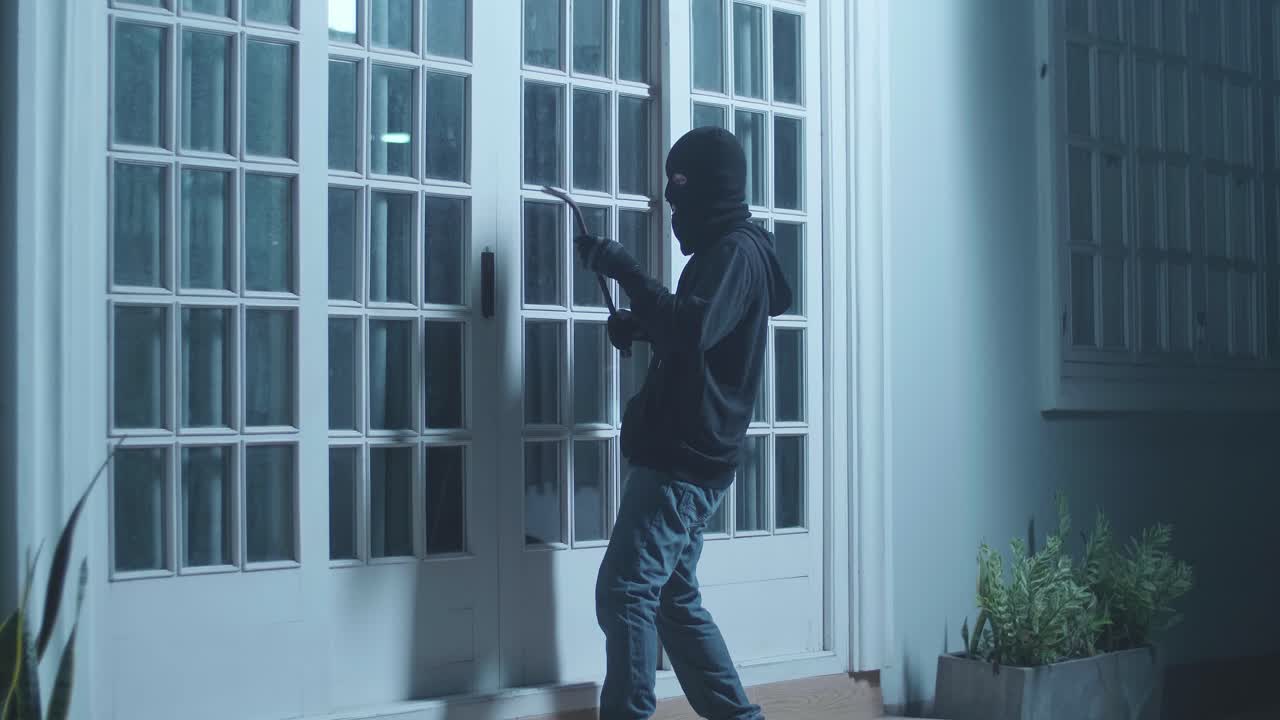 밤에 집에 침입하려는 시도