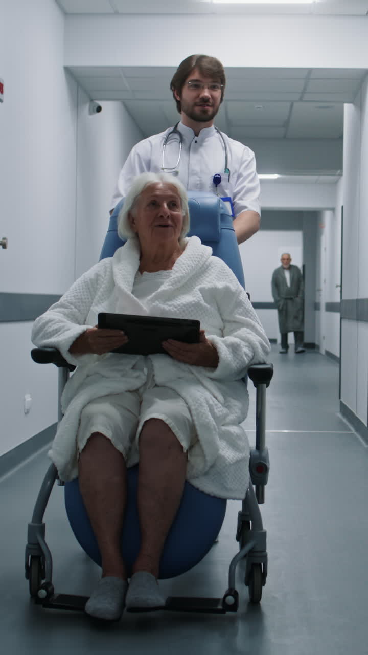 escenas en los pasillos de los hospitales.