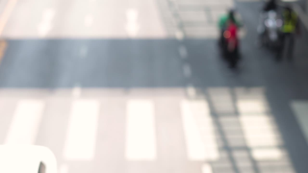 도시 교차로 를 가로지르는 사람 들 과 차 들