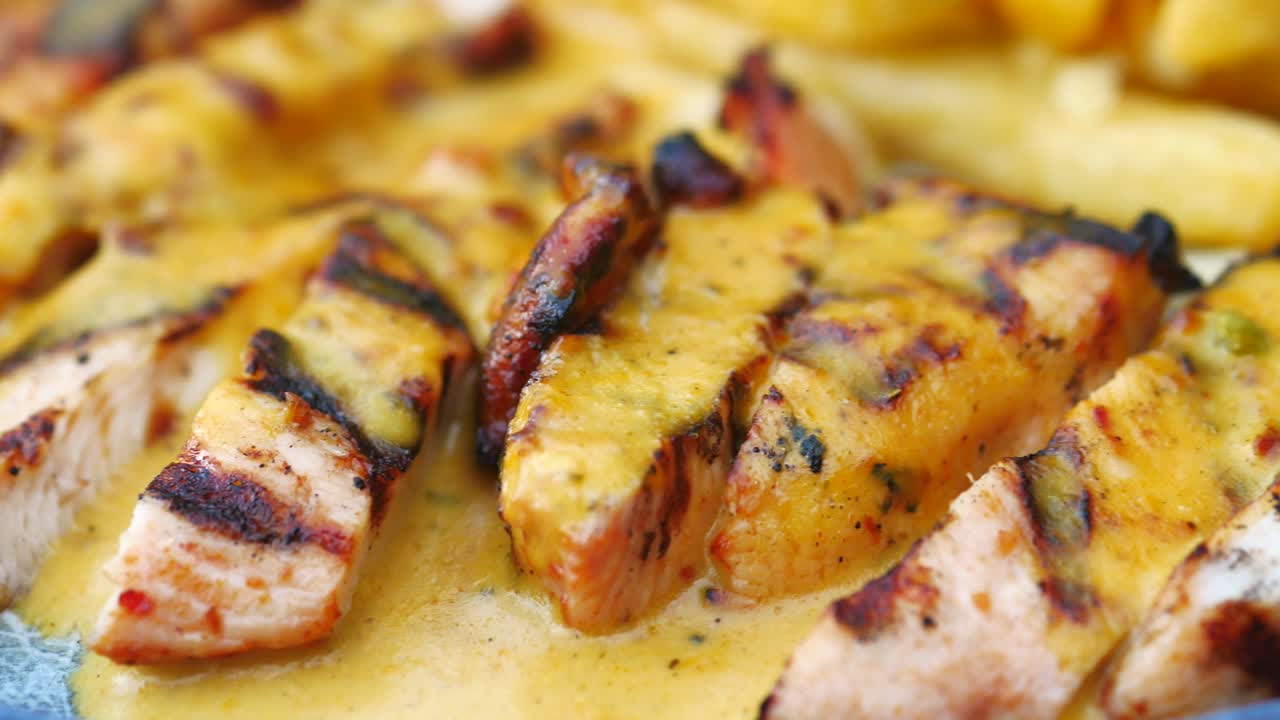 pollo a la parrilla con salsa de queso y papas fritas