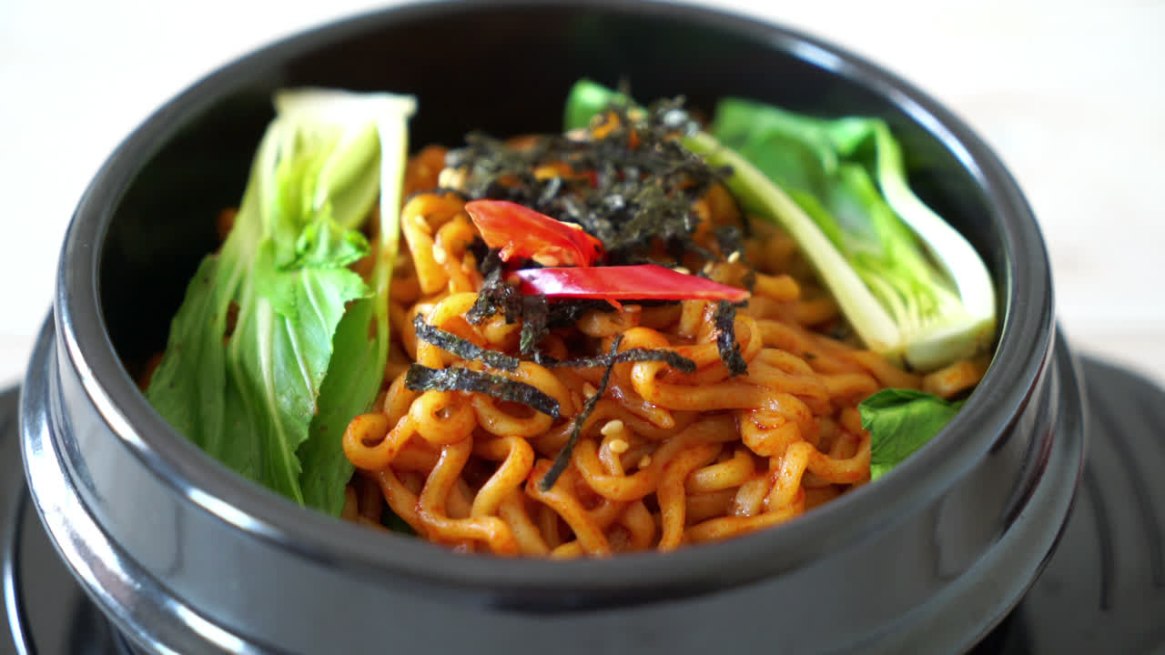 fideos instantáneos coreanos con verduras y kimchi