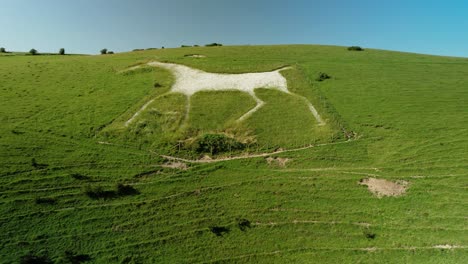 Alton-Barnes-Histórico-Caballo-Blanco-Antiguo-Colina-De-Leche-Tiza-Figura-Punto-De-Referencia-Aéreo-ángulo-Bajo-Giratorio-Derecho-Ver