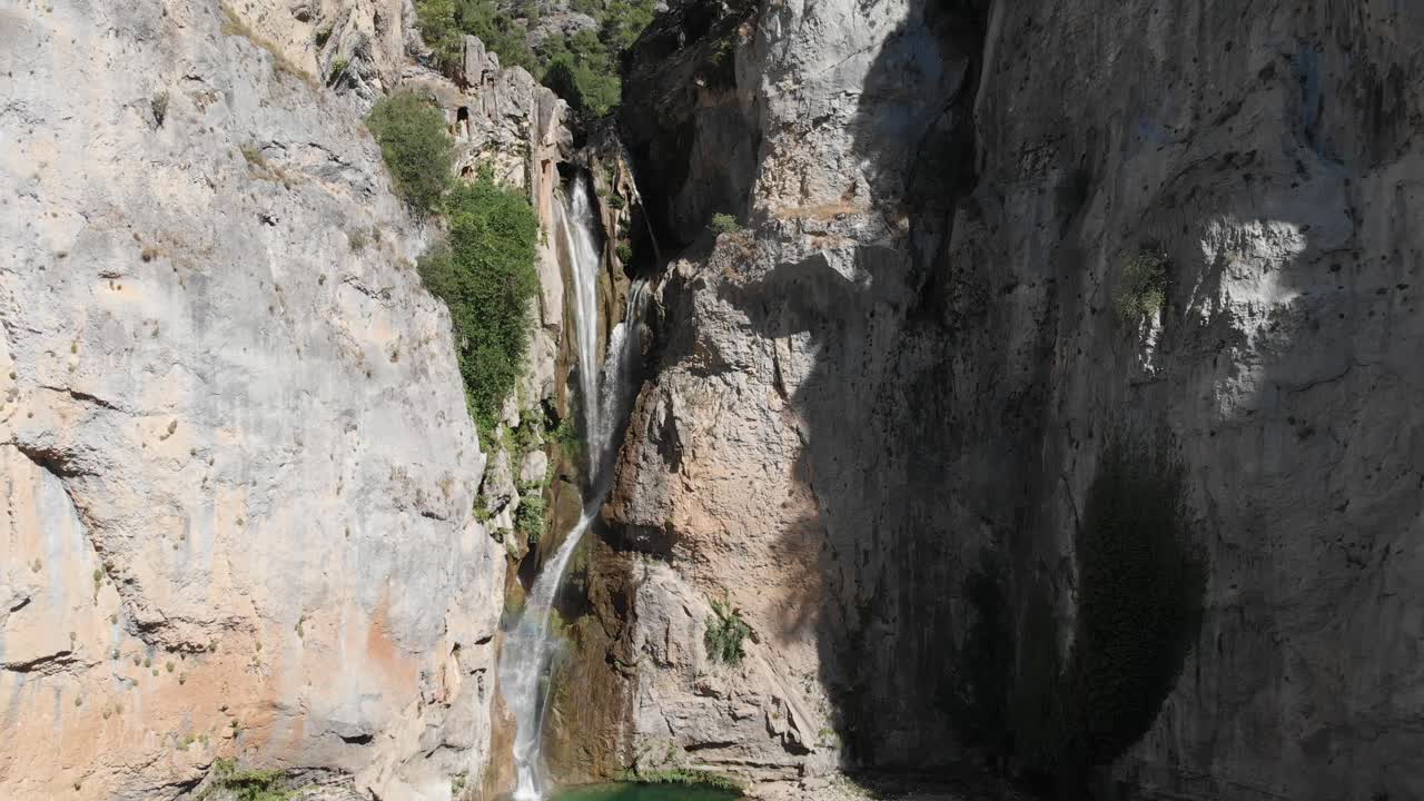toma aérea moviéndose hacia un lado, a la derecha de la belleza en la naturaleza