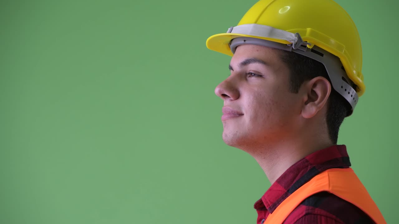 joven apuesto hombre multiétnico trabajador de la construcción