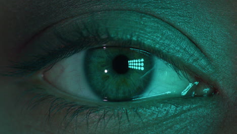 macro de cerca apertura del ojo parpadeante luz multicolor parpadeante en el concepto del club del iris