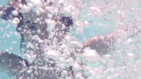 mujer feliz sonriendo a la cámara en la piscina