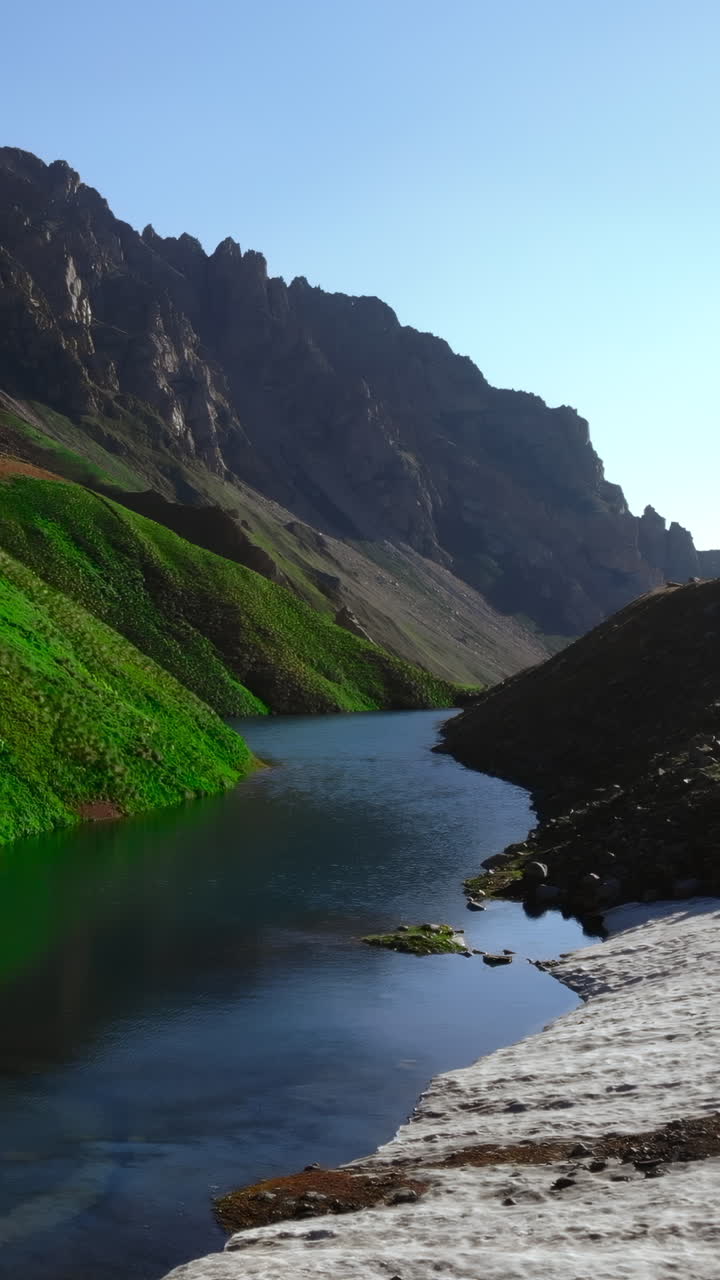 Pemandangan Udara Danau Alpine yang Tenang di Musim Panas