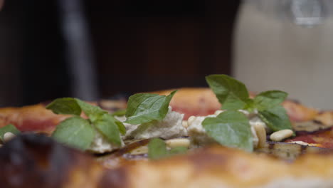 agregar nueces a la cobertura de la pizza