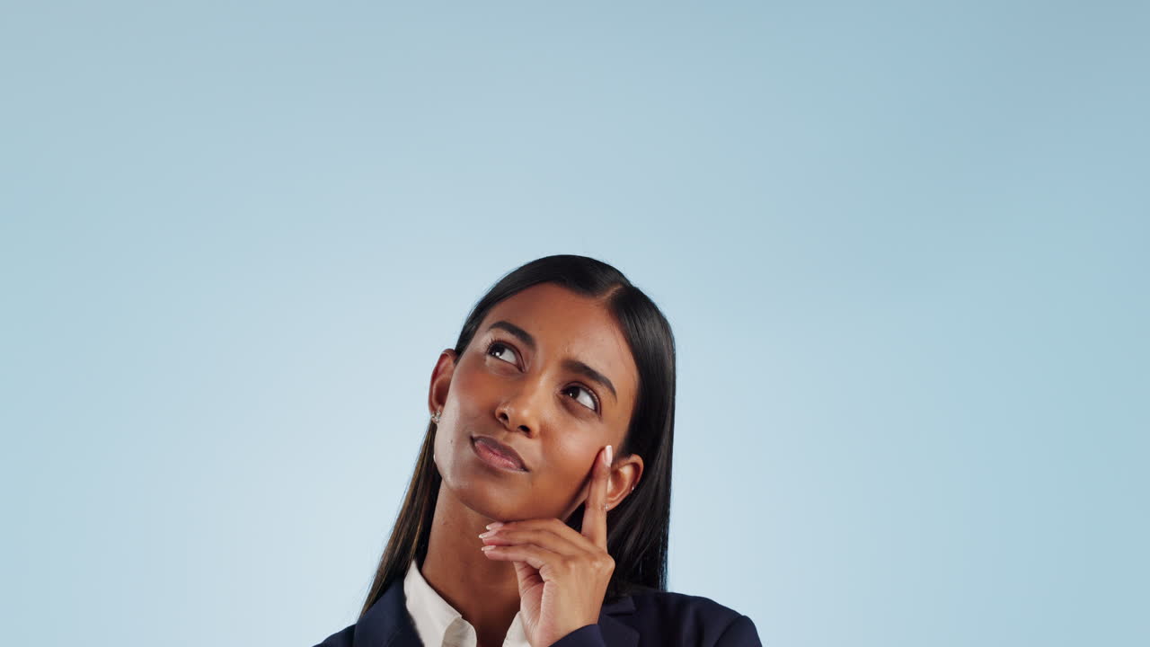 mujer de negocios, pensando y mirando hacia arriba en el estudio