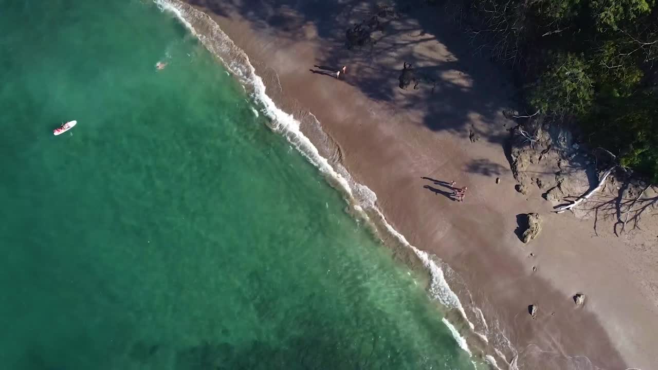 imágenes de drones en costa rica si mujeres jugando en la playa
