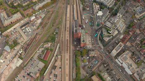 tomada aérea sobre la estación de tren de watford junction