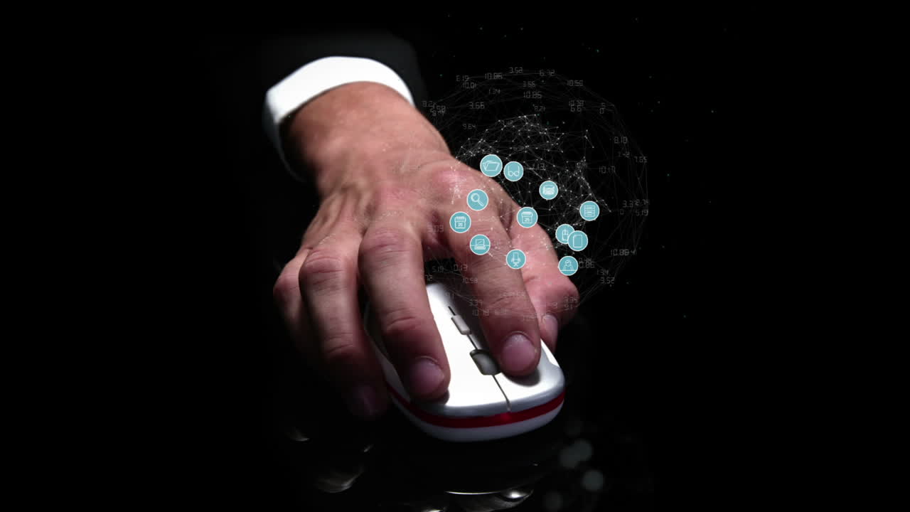 mano en el ratón de la computadora con la esfera