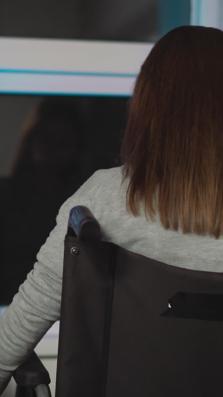 mujer con lesión en la médula espinal mira por la ventana tirando de la cortina. persona femenina pares a causa de las luces de faros parpadeantes en la calle por la noche vista trasera