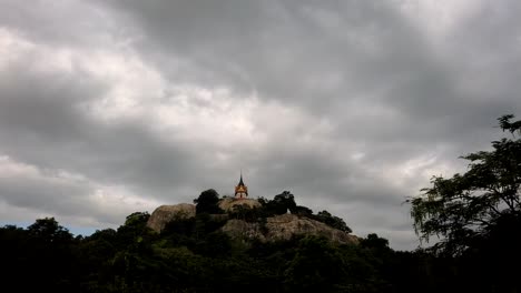 Wat-Phra-Phutthachai-Es-Un-Destino-Turístico-Para-Extranjeros-Y-Ciudadanos-Tailandeses-Que-Buscan-Bendiciones