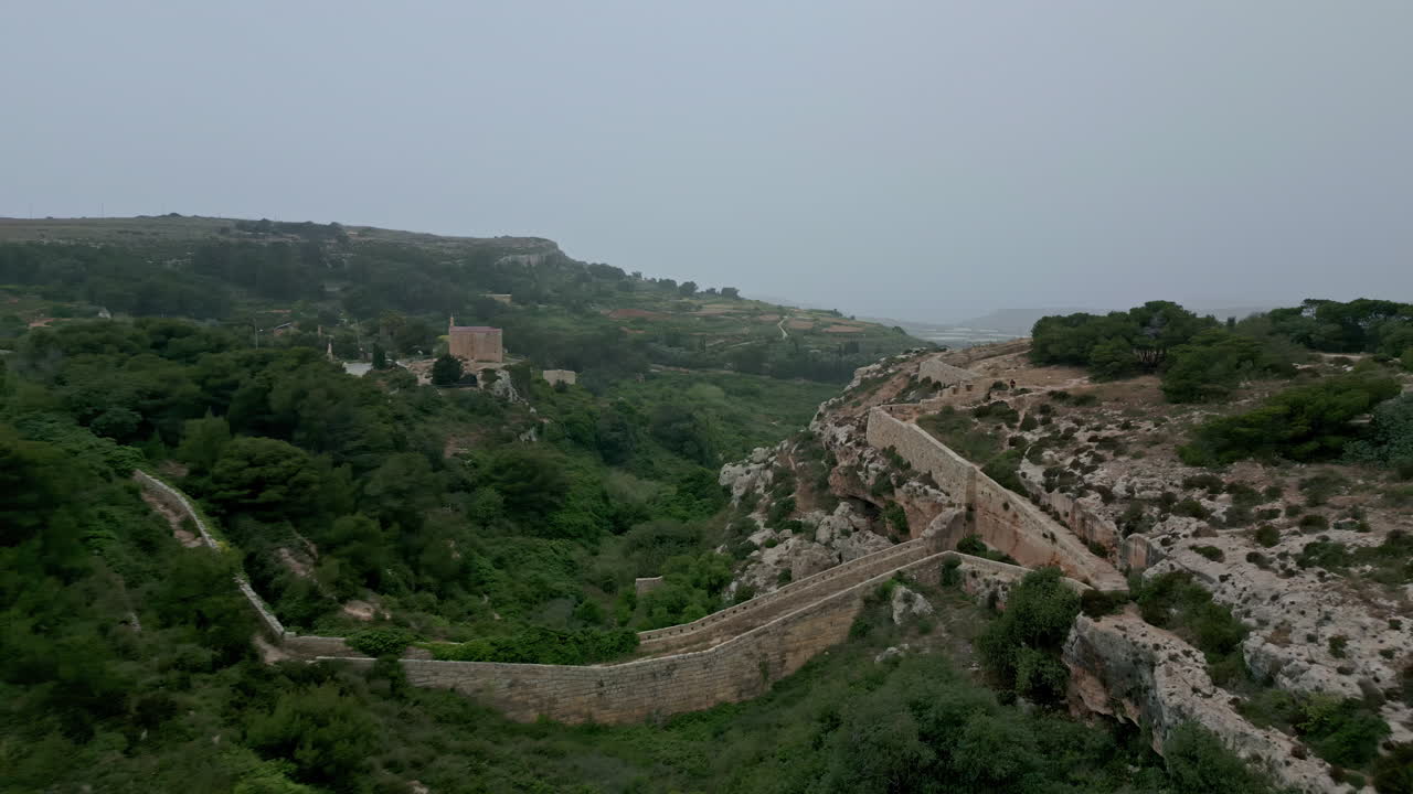 aéreo - avión no tripulado avanzado bajo a lo largo de la fortificación histórica de las líneas victoria en malta