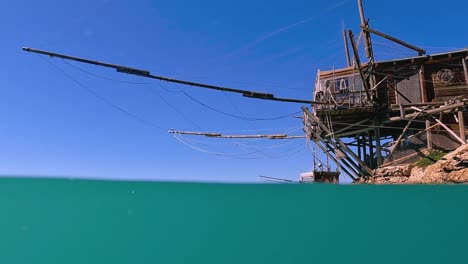 vista semisubmarina de trabocco o trabucco en la playa de punta penna en costa dei trabocchi, abruzzo en italia