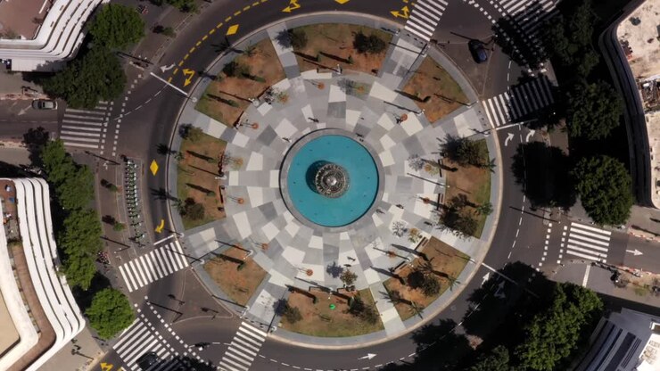 Vista aérea de una plaza urbana circular