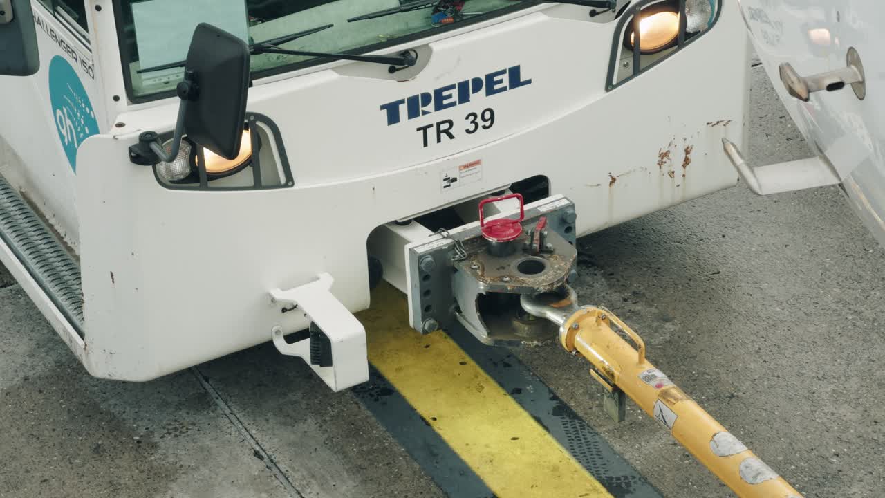 Pushback truck connecting the towbar