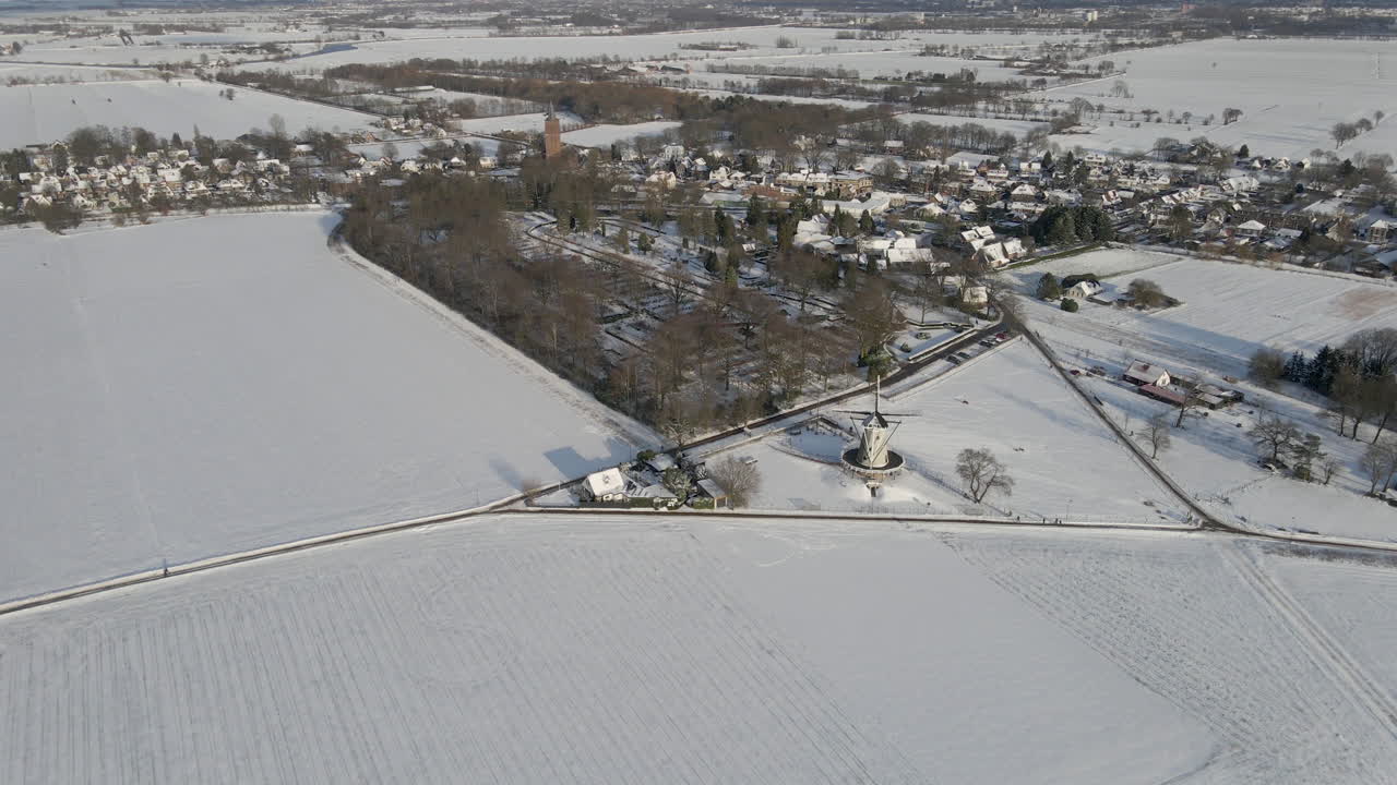 потрясающий воздушный обзор голландского сельского города зимой