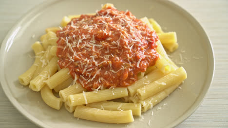 pasta rigatoni con salsa boloñesa de cerdo - estilo de comida italiana