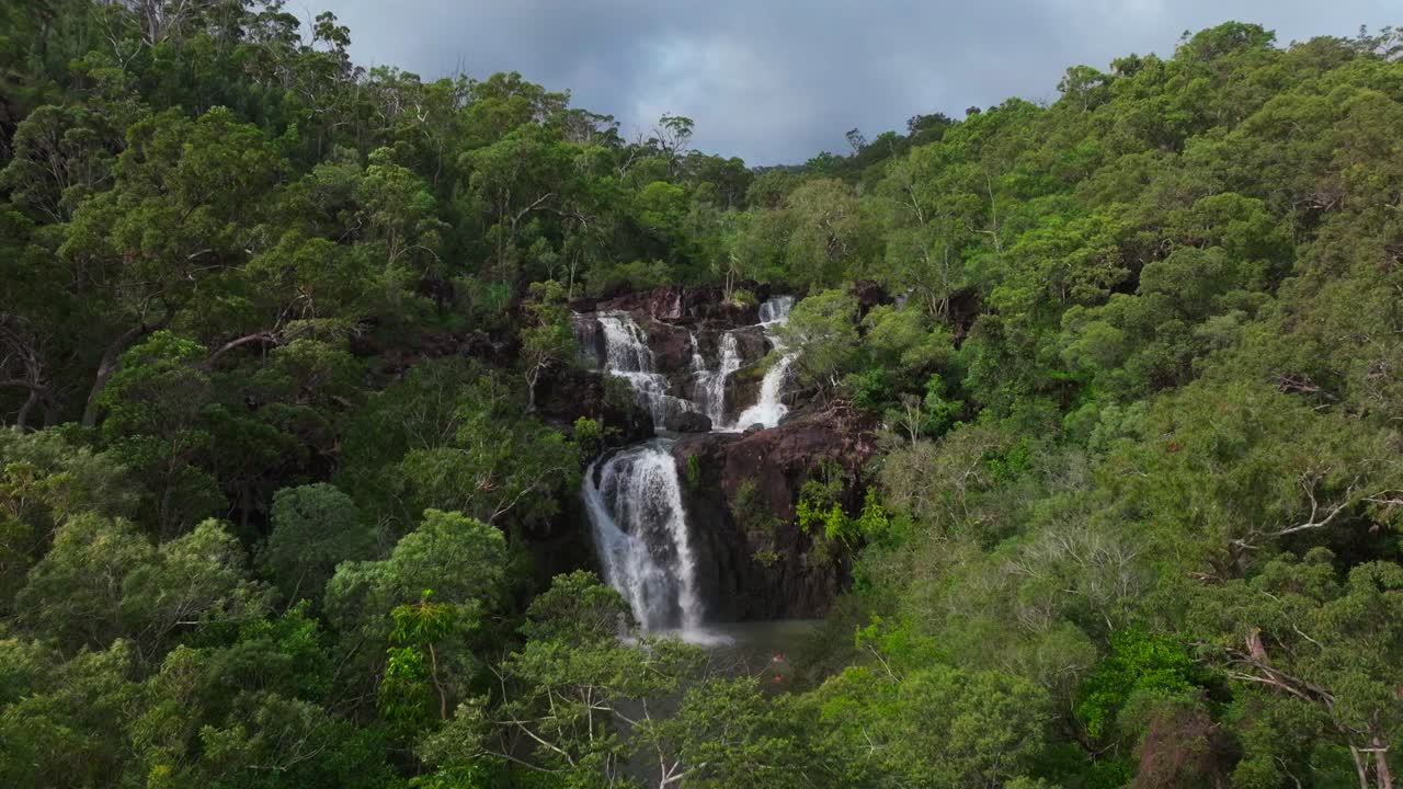 cedar creek falls cascada proserpine temporada de lluvias qld australia vista aérea de aviones no tripulados islas whitsundays puerto de airlie playa soleada mañana azul de día reserva forestal de conway palmería círculo a la derecha