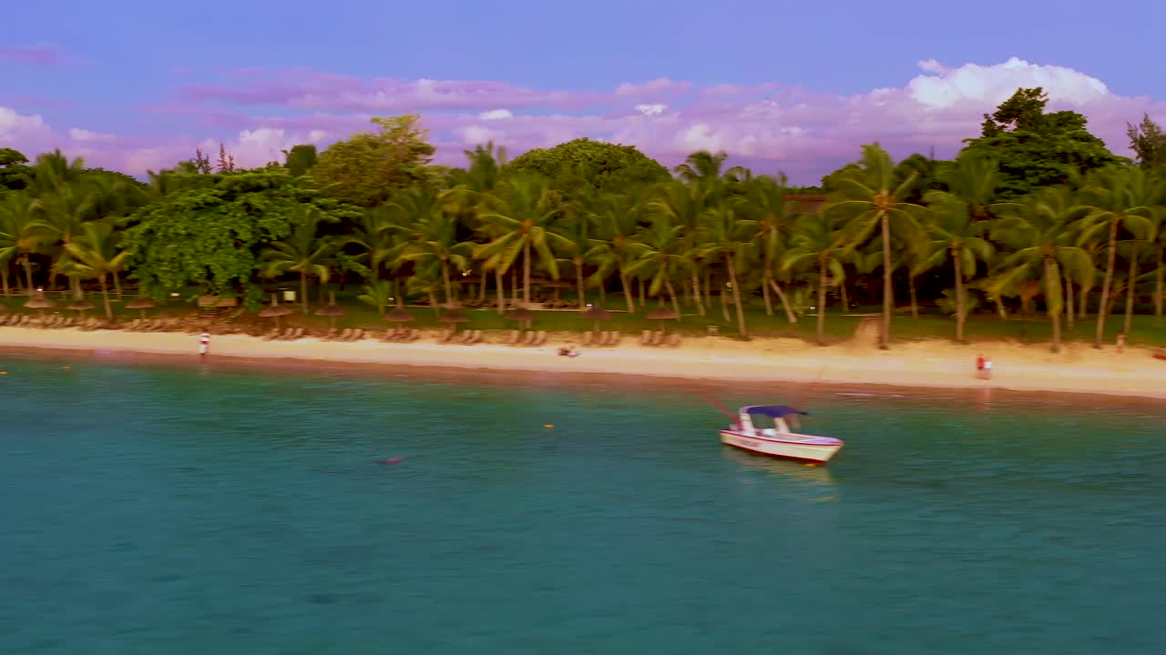 toma aérea de drones en un día soleado