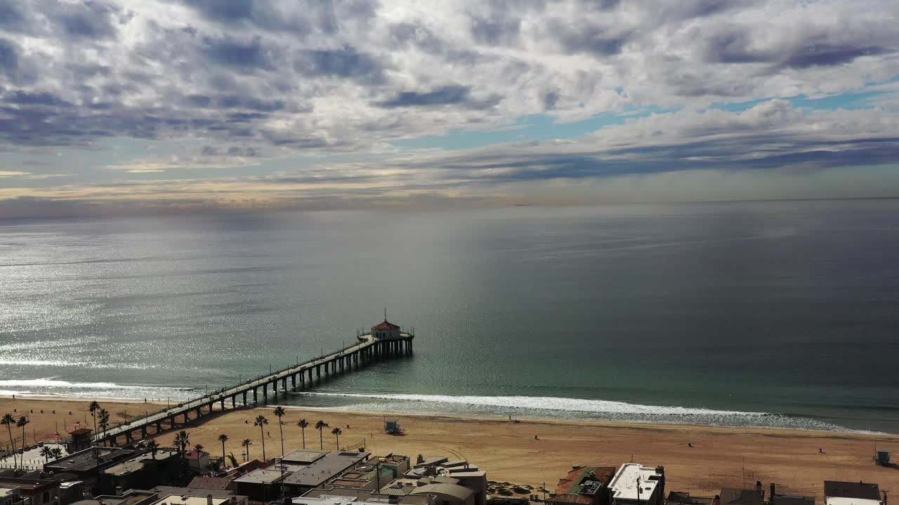 맨해튼 비치 피어 (manhattan beach pier) 와 미국 캘리포니아의 태평양 (pacific ocean) 위의 구름이 가득한 일몰 하늘