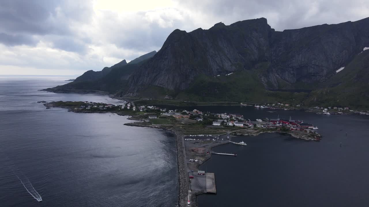 Luftfoto af Reine, Norge afslører et fyrtårn og Aqua Lofoten Coast Adventure.