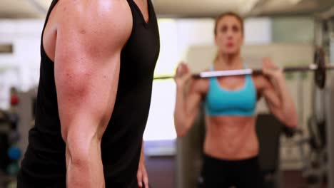 dos personas en forma trabajando en una sesión de crossfit