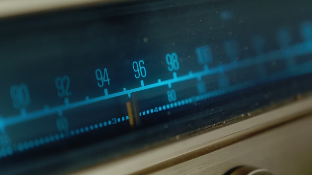 라디오 주파수와 함께 파란색 백라이트 스케일에서 움직이는 포인터의 클로즈업