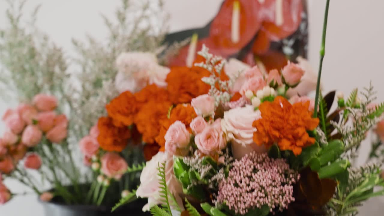 v 데이를 위해 만든 꽃다발을 마무리하는 플로리스트