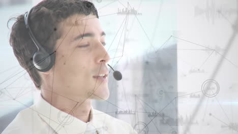 animación de la red de conexiones a través de un hombre de negocios usando auriculares telefónicos