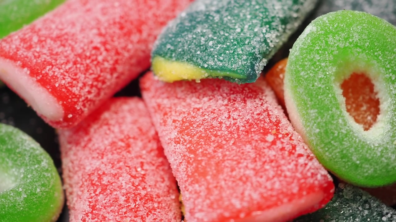 Primer plano de gomitas azucaradas de colores surtidos