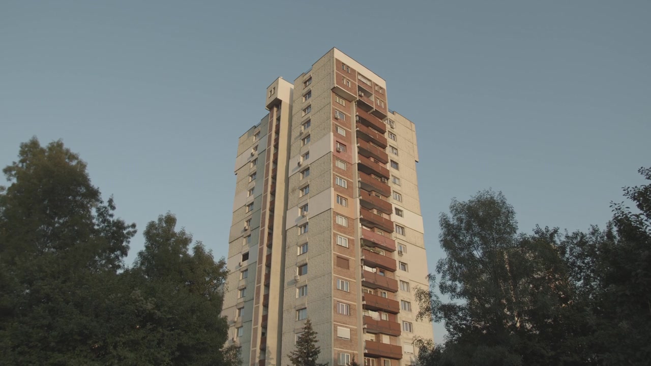 Metraje en 4k de un alto edificio brutalista del periodo comunista en Sofía, Bulgaria, Unión Europea. El video es ideal para videos de viajes y geografía o vlogs sobre los Balcanes y Europa del Este