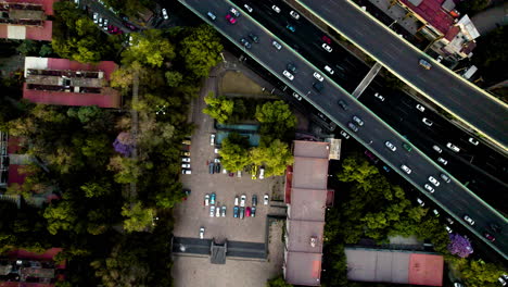 toma aérea de un dron de la autopista principal de la ciudad de méxico, periférico sur