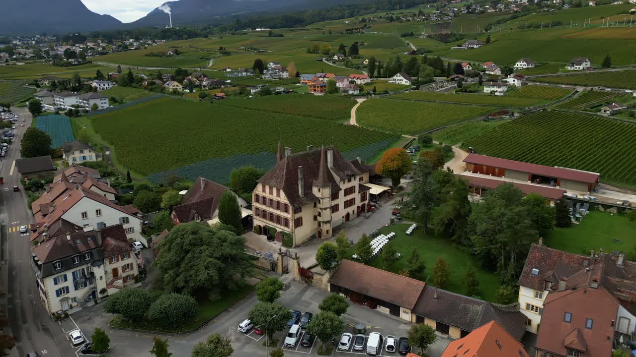 스위스 네이차텔 주에 있는 오베르니에 성의 패러락스 드론 촬영
