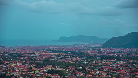 Con-Su-Encantador-Paisaje-Panorámico-Bajo-Las-Nubes,-La-Ciudad-De-Palermo-Asume-La-Apariencia-De-Una-Gran-Vista-Cinematográfica,-Adornada-Por-La-Majestuosa-Presencia-Del-Mar-Mediterráneo.