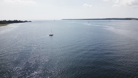 velero navega en un mar en dinamarca