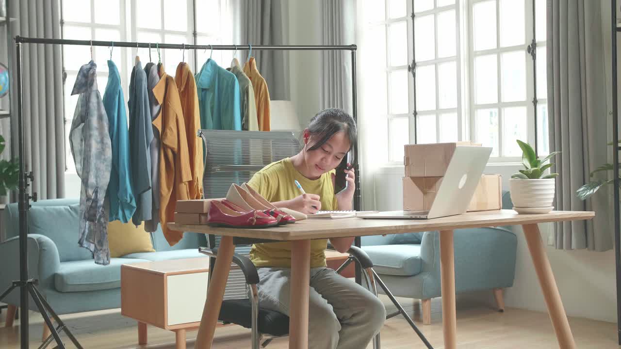 Gadis Muda Menjalankan Bisnis Fesyen Online