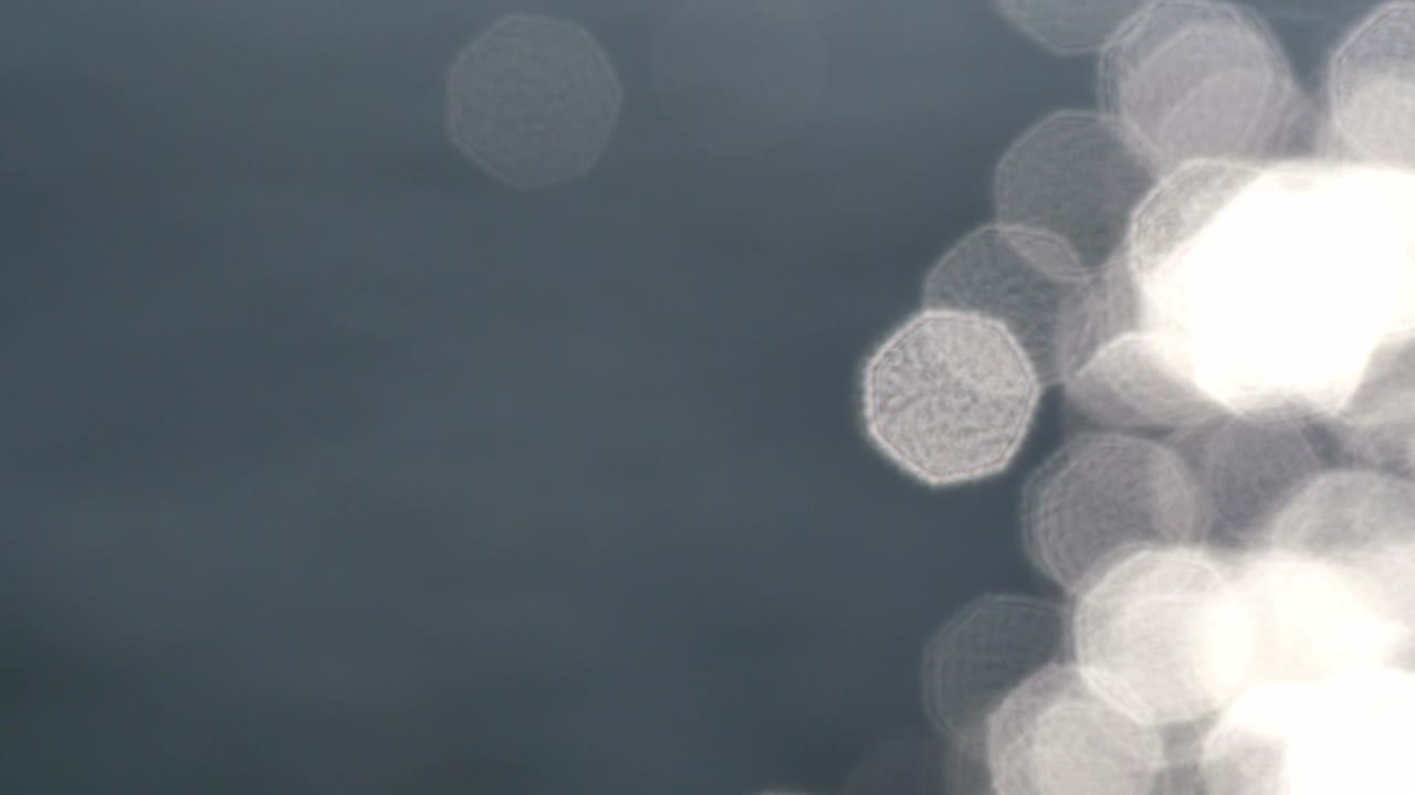 파란색 배경에 움직이는 색 반이는 조명 서클